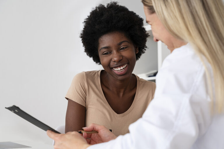 side-view-smiley-doctor-patient